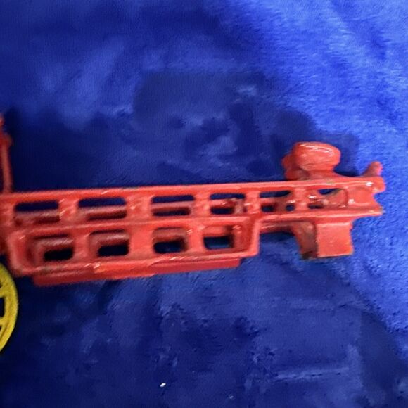 Vintage Cast Iron Horse Drawn Fire Truck Engine Wagon & 2 Horses Toy Two Pieces - Picture 10 of 16